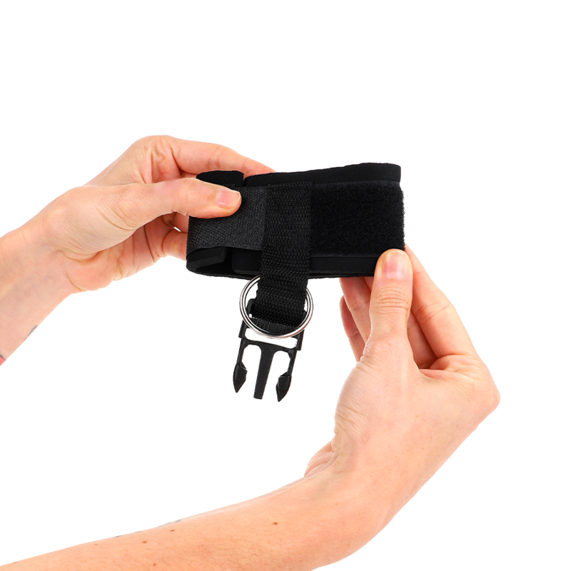 KINK - NEOPREEN POLSBANDJES MET VERSTELBARE ZWARTE HAAKSLUITING 22-34 CM