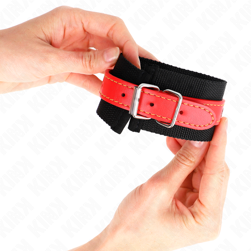 KINK - ZWARTE NYLON POLSBANDJES MET VERSTELBARE RODE KUNSTLEDEREN BAND 19-24 CM X 5,5 CM