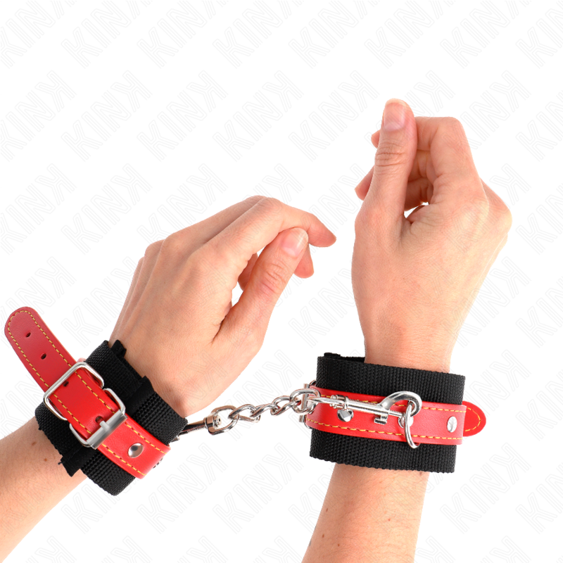 KINK - ZWARTE NYLON POLSBANDJES MET VERSTELBARE RODE KUNSTLEDEREN BAND 19-24 CM X 5,5 CM