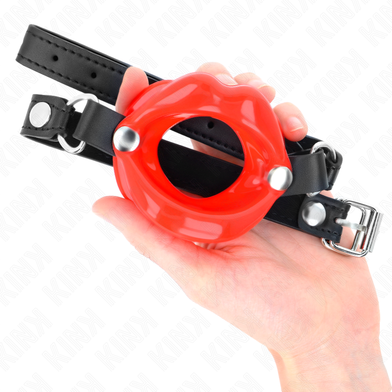 KINK - 8 CM LIP GAG MET RODE KUNSTLEDEREN BAND 63 x 2 CM VERSTELBAAR 39-58 CM
