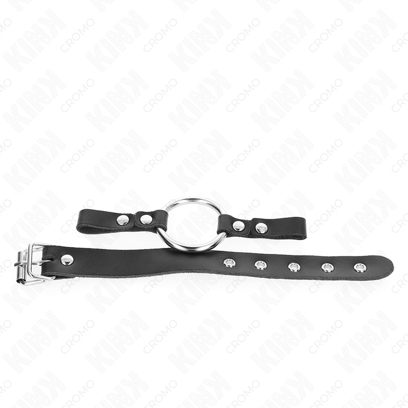 KINK - PENISRING VAN KUNSTLEER MET GESPSLUITING 22 X 2 CM MET METALEN RING VAN 4 CM