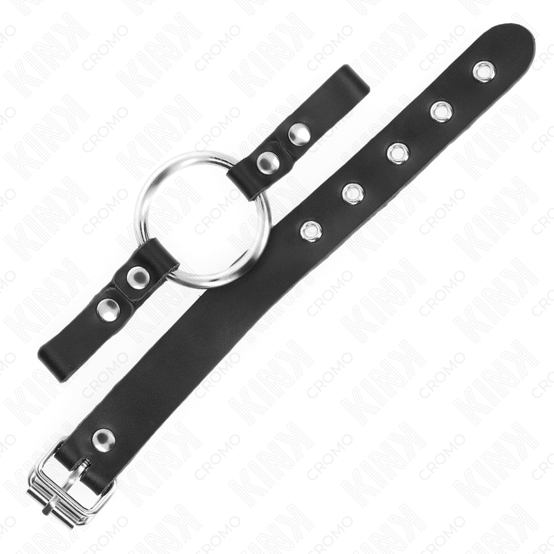 KINK - PENISRING VAN KUNSTLEER MET GESPSLUITING 22 X 2 CM MET METALEN RING VAN 4 CM