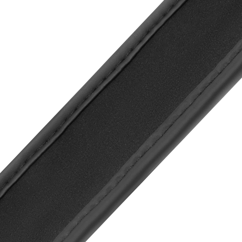 FETISH SUBMISSIVE – open benen positie met handboeien en neopreen voering